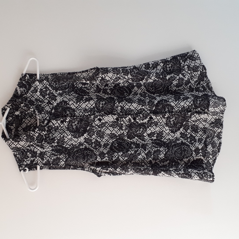 Guess print sleeveless collared button down flowy top